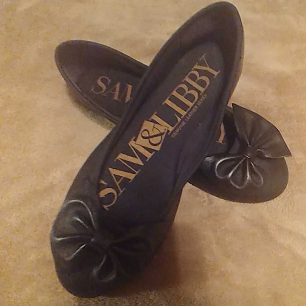Women's slip on dress shoes with a bow on them